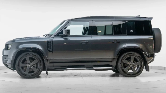 Land Rover Defender (72 Reg) 110 3.0 D250 X-Dynamic SE (Black Pack) Image 4
