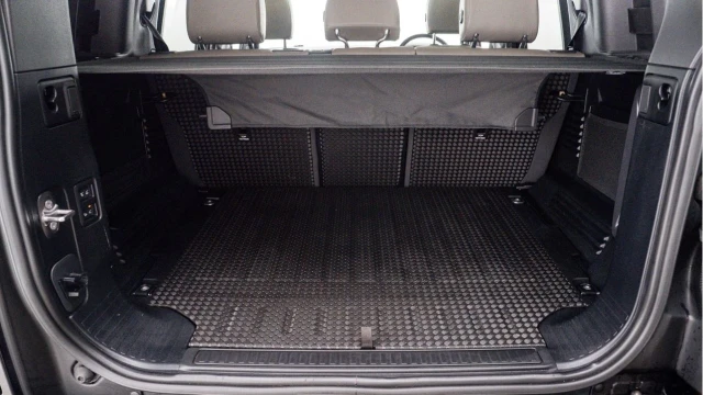 Land Rover Defender (71 Reg) 110 3.0 D250 SE (Black Pack) Image 8