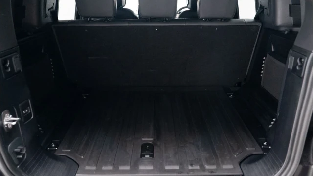 Land Rover Defender (74 Reg) 110 3.0 D350 X-Dynamic HSE Hard Top Commercial (6 Seat) (+VAT) Image 5