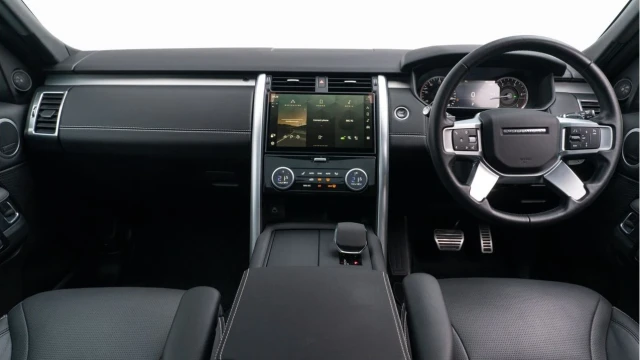 Land Rover Discovery (23 Reg) 3.0 D250 R-Dynamic SE Image 2