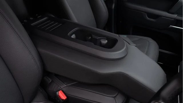 Land Rover Defender (25 Reg) 110 3.0 D350 X-Dynamic HSE Hard Top Commercial (3 Seat) (+VAT) Image 7