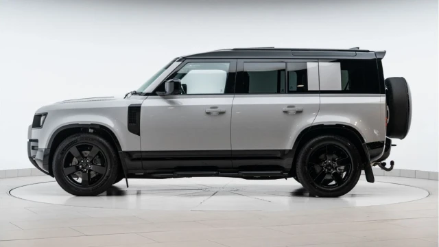 Land Rover Defender (75 Reg) 110 3.0 D250 X-Dynamic SE (7 Seat) Image 5