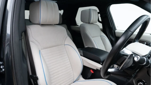 Land Rover Discovery (70 Reg) 3.0SD6 HSE Luxury Image 3