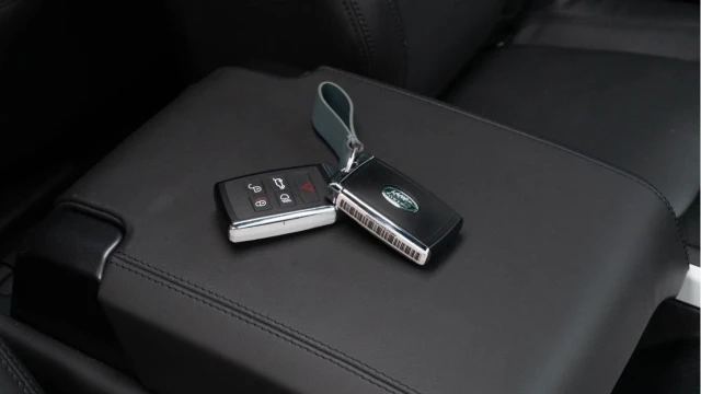 Land Rover Defender (25 Reg) 110 3.0 D350 X-Dynamic HSE (7 Seat) Image 3