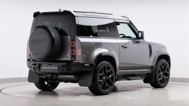 Land Rover Defender (23 Reg) 90 3.0 D250 X-Dynamic SE (Black Pack) Image 5