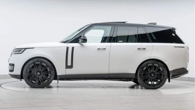 Land Rover Range Rover (72 Reg) 3.0 D350 SE (Shadow Pack) Image 4