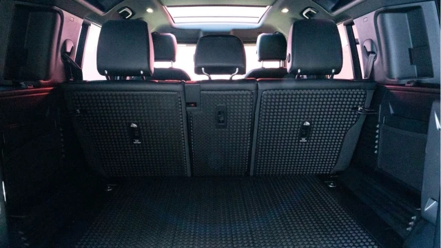 Land Rover Defender (72 Reg) 110 3.0 D250 X-Dynamic SE (Black Pack) Image 7