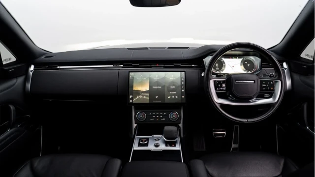 Land Rover Range Rover (72 Reg) 3.0 D300 SE (Black Pack) Image 2