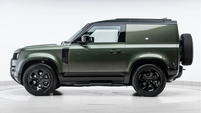 Land Rover Defender (75 Reg) 90 3.0 D250 X-Dynamic SE Hard Top Commercial (+VAT) Image 8