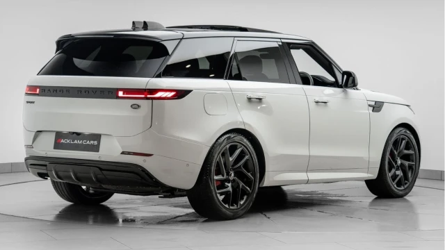 Land Rover Range Rover Sport (73 Reg) 3.0 D300 Dynamic SE (Black Pack) Image 6