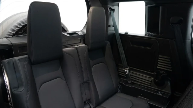 Land Rover Defender (74 Reg) 110 3.0 D250 X-Dynamic SE (7 Seat) (2025 Model) Image 4
