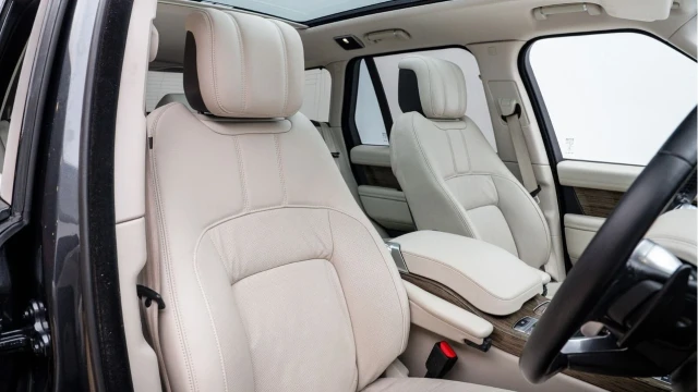 Land Rover Range Rover (70 Reg) 3.0 SDV6 Vogue SE (Black Pack) Image 3