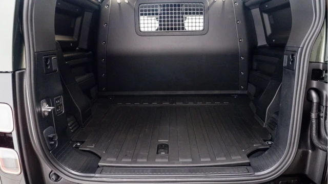 Land Rover Defender (75 Reg) 90 3.0 D350 X-Dynamic HSE Hard Top Commercial (3 Seat) (+VAT) Image 7