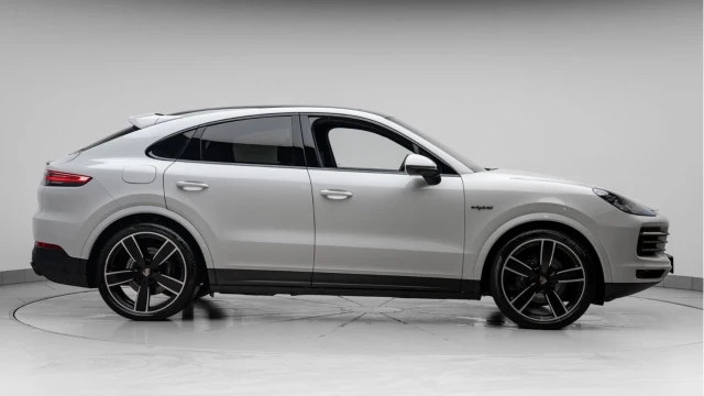 Porsche Cayenne (22 Reg) 3.0 V6 E-Hybrid Platinum Edition Coupe Image 4