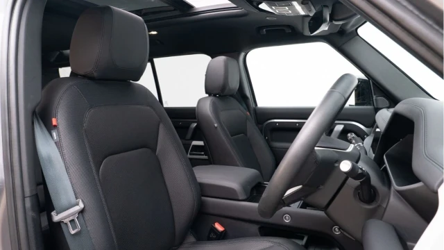 Land Rover Defender (73 Reg) 110 3.0 D250 X-Dynamic SE (Black Pack) Image 3