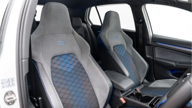 Volkswagen Golf (25 Reg) R 2.0TSI Black Edition 4Motion Image 3