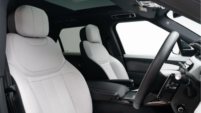 Land Rover Range Rover Sport (24 Reg) 3.0 D300 Dynamic SE (Black Pack) Image 3