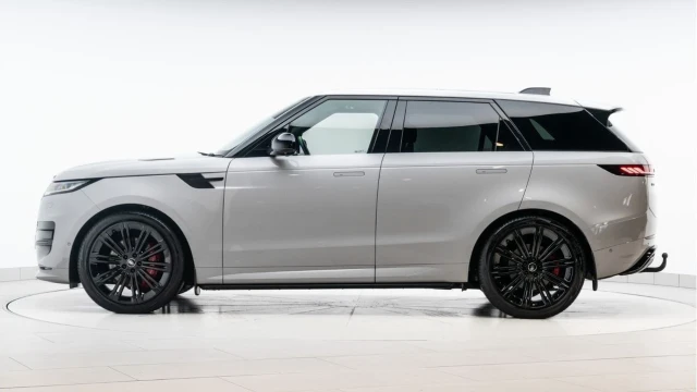 Land Rover Range Rover Sport (24 Reg) 3.0 D300 Dynamic SE (Black Pack) Image 5
