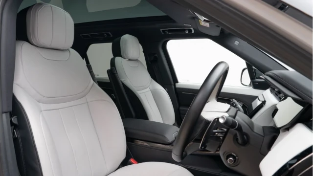 Land Rover Range Rover Sport (24 Reg) 3.0 D300 Dynamic SE (Black Pack) Image 3