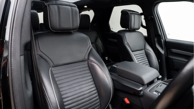 Land Rover Discovery (71 Reg) 3.0 D300 R-Dynamic HSE Image 3