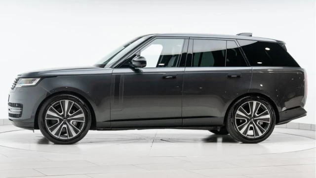 Land Rover Range Rover (25 Reg) 3.0 D300 SE (Shadow Pack) Image 3