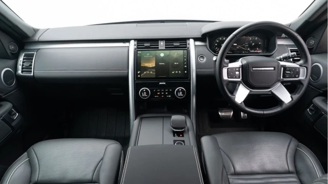 Land Rover Discovery (24 Reg) 3.0 D300 Dynamic HSE Hard Top (URBAN 5 Seat) (No VAT) Image 2