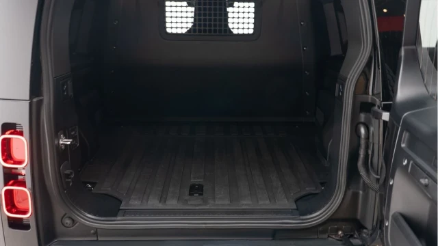 Land Rover Defender 90 (24 Reg) 90 3.0 D250 Hard Top Commercial (3 Seat) (+VAT) Image 4