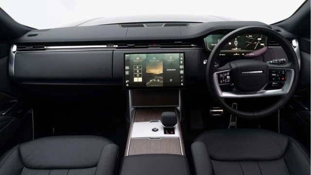 Land Rover Range Rover (74 Reg) 3.0 D300 SE Image 2