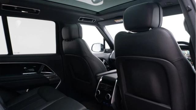 Land Rover Range Rover (23 Reg) 3.0 D300 HSE (Shadow Pack) Image 7