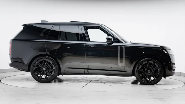 Land Rover Range Rover (75 Reg) 3.0 D300 Edition Image 5