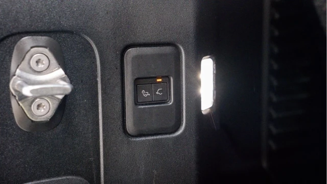 Land Rover Defender (23 Reg) 90 3.0 D200 Hard Top (5 Seat) (+VAT) Image 6