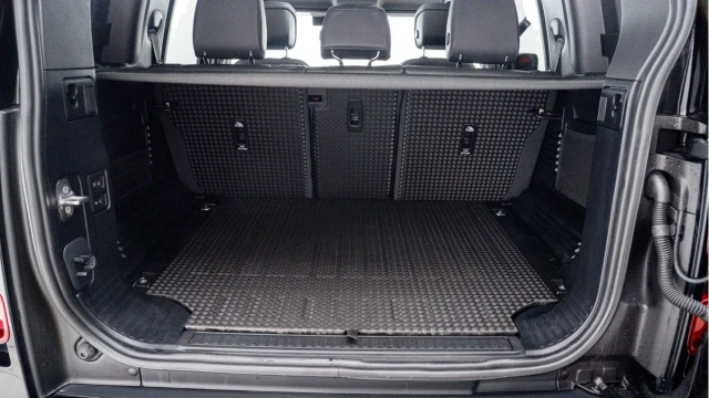 Land Rover Defender (23 Reg) 110 3.0 D300 X-Dynamic HSE (Black Pack) Image 2