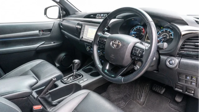 Toyota Hi-Lux (70 Reg) 2.8 D-4D Invincible X 4WD (+VAT) Image 8