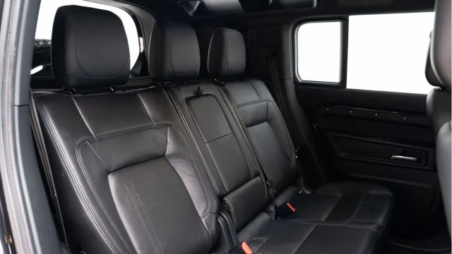 Land Rover Defender (21 Reg) 110 3.0 D300 HSE Hard Top Commercial (5 Seat) (URBAN) (+VAT) Image 4