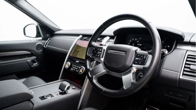 Land Rover Discovery (24 Reg) 3.0 D300 HSE Dynamic Commercial (+VAT) Image 6