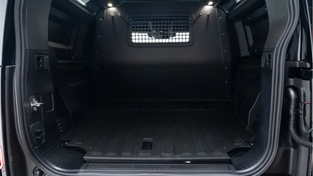 Land Rover Defender (25 Reg) 90 3.0 D250 X-Dynamic SE Hard Top Commercial (+VAT) Image 4