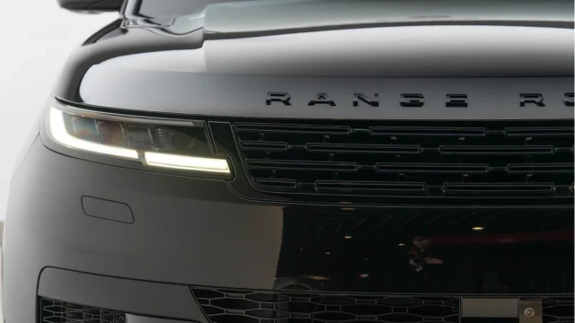Land Rover Range Rover Sport (75 Reg) 4.4 V8 P530 Autobiography (Black Pack) Image 8