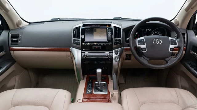 Toyota Land Cruiser V8 (64 Reg) V8 4.5 D-4D (7 Seat) Image 2