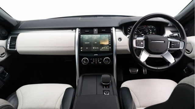 Land Rover Discovery (21 Reg) 3.0 D300 R-Dynamic SE Image 2