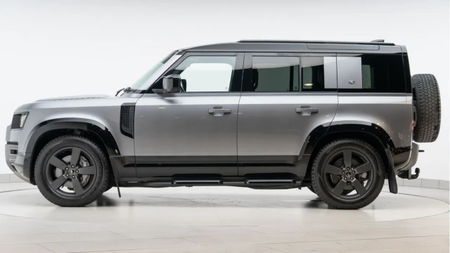 Land Rover Defender (73 Reg) 110 3.0 D300 X-Dynamic HSE Image 4
