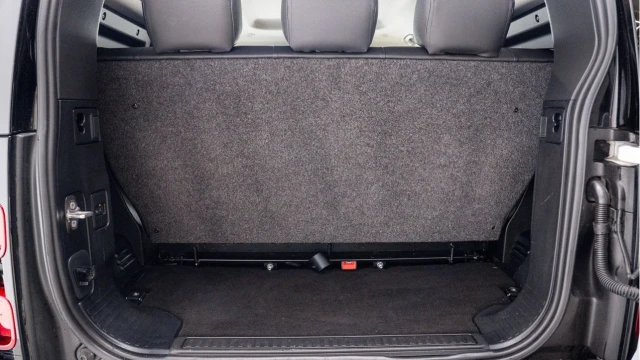 Land Rover Defender (23 Reg) 90 3.0 D200 Hard Top (5 Seat) (+VAT) Image 5