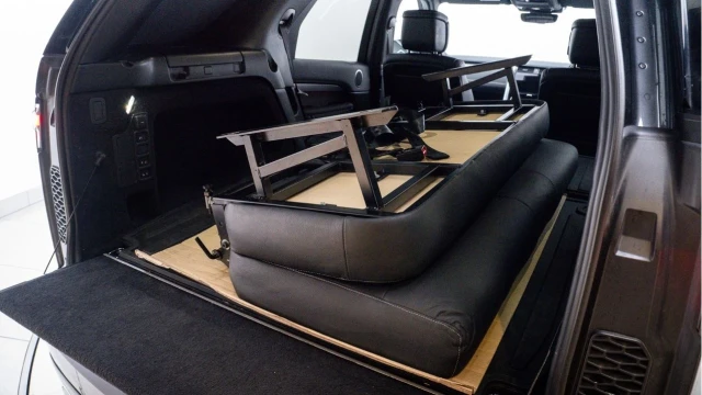 Land Rover Discovery (24 Reg) 3.0 D300 HSE Dynamic Commercial (+VAT) Image 3
