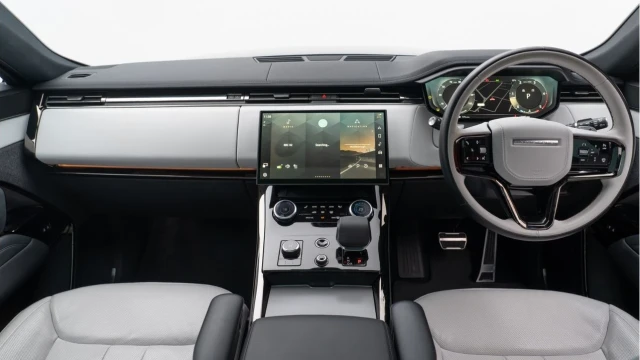 Land Rover Range Rover Sport (72 Reg) 3.0 D300 Dynamic SE (Black Pack) Image 2