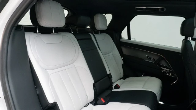 Land Rover Range Rover Sport (24 Reg) 3.0 D300 Dynamic SE (Black Pack) Image 5