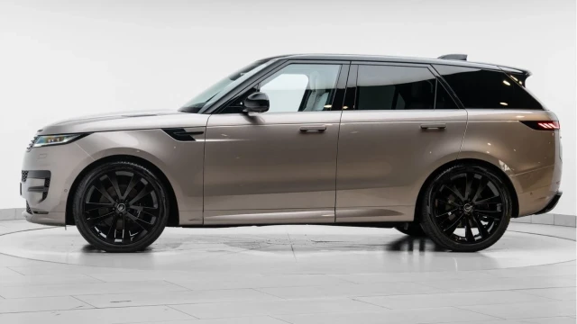 Land Rover Range Rover Sport (23 Reg) 3.0 D300 Dynamic SE (Black Pack) Image 4