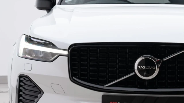 Volvo XC60 (22 Reg) 2.0 B4 R-Design Pro AWD Image 8