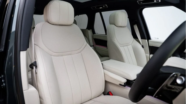 Land Rover Range Rover (75 Reg) 3.0 D300 Edition (Shadow Pack) Image 3