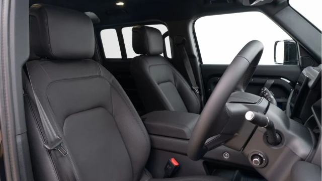 Land Rover Defender (74 Reg) 110 3.0 D350 X-Dynamic HSE Hard Top Commercial (5 Seat) (Bespoke URBAN) (+VAT) Image 3