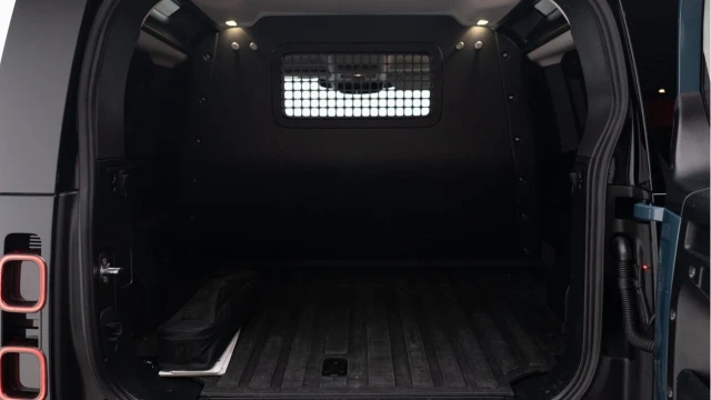 Land Rover Defender (24 Reg) 90 3.0 D250 SE Hard Top Commercial (+VAT) Image 4