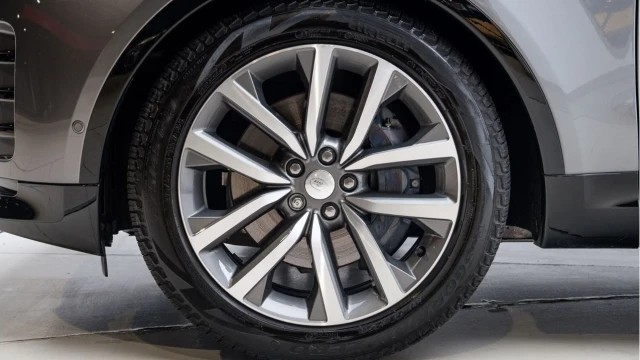 Land Rover Discovery (74 Reg) 3.0 D350 Dynamic SE Image 7